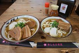 沖縄そばの超老舗「きしもと食堂」に行って来た！カツオ出汁が効いたスープがヤミツキ  麺はコシあり、三枚肉はホロリ│193go.jp（いくみごードットジェイピー）