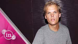 I feel sad listening to his latest track. Nach Tod Von Avicii Familie Aussert Sich Zur Beerdigung Youtube