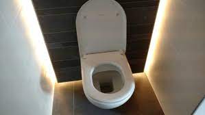 zwevend toilet aan zwevende wand met led verlichting led toilet badkamer