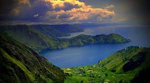 Danau ini merupakan danau terbesar di indonesia dan asia tenggara. Keindahan Danau Toba Dan Pulau Samosir Di Tengah Danaunya Katalog Tempat Wisata Liburan