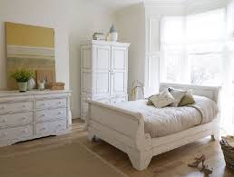 Das pompöse bett mit dem gesteppten betthaupt ist der luxuriöse mittelpunkt des raumes. Schlafzimmer Landhausstil Massivholzmobel Dam 2000