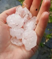 Parece até aquele filme o resgate do soldado braia, só explosão, bomba e tiro. Video Chuva De Granizo Atinge Pelo Menos Duas Regioes De Sc