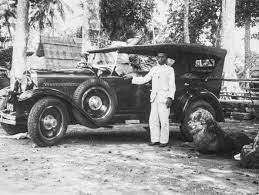Chauffeur Daoed Met Auto Bij Huis Kertamana Vermoedelijk Nabij Bandoeng 1933