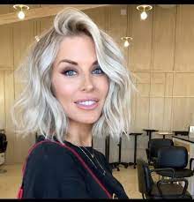 Senza ammoniaca e senza profumo e alcalinizzanti, rivitalizza i capelli naturalmente . Capelli Bianchi Naturali Nuova Tendenza Primavera Estate 2020