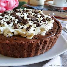Spezzettate il cioccolato bianco in una ciotola capiente o un pentolino e procedete sciogliendolo a bagnomaria a parte, montate l'altra dose di panna con le fruste elettriche in modo che risulti ben ferma. Torta Crostata Mississippi Dolce Ripieno Crema Cioccolato E Panna Cucinare E Come Amare