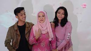 Ismail izzani andi bernadee hello ismail version official music video. Datin Suliza Salam Ibu Yang Luar Biasa Ismail Izzani Youtube