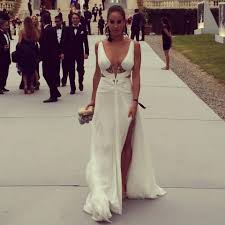 Az özvegy valóban régóta keres ingatlant magának, ám ő nem tud a vásárlásról. Vajna Timi Is Palvin Barbi Sorsara Jutott