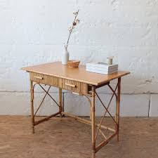 La société dispose d'une équipe de professionnels compétents capable de répondre aux problématiques des entreprises en ce qui concerne, le mobilier de bureau, les solutions d'impression, l'aménagement et les fournitures de bureau. Bureau Rotin Vintage Avec Tiroirs Atelier Du Petit Parc