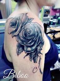 Elle part de son épaule et redescend sur son bras. Tattoo Paradyse Salon De Tatouage 93