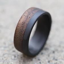 Ein Ehering Aus Kohlefaser Und Holz Anillos Para Hombres Anillos De Hombre Plata Disenos De Anillos