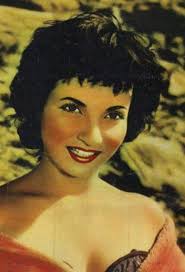 ورغم النجاح والشهرة والجمال، كانت الفنانة شادية تشعر بالقلق، وفارق النوم عينيها، كانت وشعرت شادية بالرغبة فى زيارة بيت الله الحرام، فذهبت للعمرة، وهناك قابلت الشيخ. ÙŠØ³Ø±Ø§ ØªÙƒØ´Ù Ø¹Ù† Ø­ÙÙŠØ¯ Ø§Ù„ÙÙ†Ø§Ù†Ø© Ø´Ø§Ø¯ÙŠØ© ÙˆØ³Ø§Ù…ØªÙ‡ ØªØ®Ø·Ù Ø§Ù„Ø£Ù†Ø¸Ø§Ø± Ø¯Ù†ÙŠØ§ Ø§Ù„ÙˆØ·Ù†