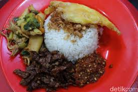 Cita rasa nasi kuning yang enak dan gurih karena. Nasi Uduk Janda Gurihnya Nasi Uduk Plus Puluhan Lauk Incaran Mahasiswa