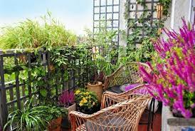 Railing planter for balcony garden, source. 8 Apartment Balcony Garden Decorating Ideas You Must Look At Balcony Garden Web