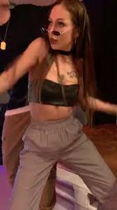 Красивая девченка танцует у парней на хате (перископperiscope) watch online