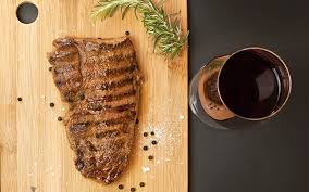 Ingredienti per 4 persone 800 g di filetto di maiale, qualche rametto di rosmarino, 3 spicchi d'aglio, 2 finocchi, 15 cl di vino bianco secco, 80 g di panna fresca a cottura ultimata, togliete l'arrosto dal forno e lasciate riposare qualche minuto; Quale Vino Abbinare Al Filetto Di Maiale Cantine Di Dolianova