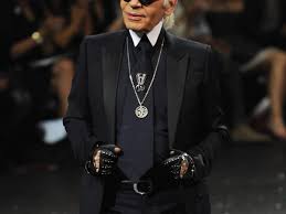 Il knit karl kit aperto con le quattro pin e gli aghi metallizzati per lavorare a maglia con lana merino australiana. Legendary Chanel Designer Karl Lagerfeld Dies At 85