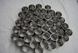 化學鎳則是將工件沉浸於化學鍍液中 不需要任何陽極板和電鍍 工具來輔助 此表面處理作業對於工件上的深孔 凹槽或不規則的形狀 都可獲得均勻的膜厚 化學鍍以每年高於15 的增長速度在發展 是近年來表面技術領域中發展速度最快的工藝之一 也是位於台中的專業 電鍍廠之一