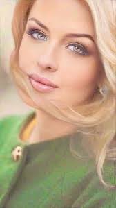 Собаки обездолены людьми. Когда-то кто-то сделал их такими… Голодных всех  собак не накормить- И мы, стыдясь, опять проходим мимо… У магазина пес  лохматый лег. Весь отощал. Израненная морда. От голода почти стоять