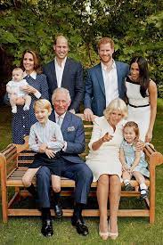 Il principe carlo, 72 anni, erede al trono britannico della regina elisabetta, è risultato positivo al test del coronavirus. Il Principe Carlo Compie 70 Anni La Sua Vita In Immagini Royal Family Principe Carlo D Inghilterra Foto Di Famiglia