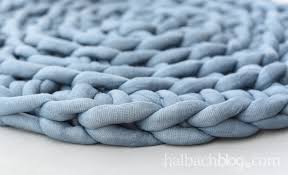 Einen teppich häkeln aus alten bettlaken, gardinen und stoffleichen? Fingerhakeln Runder Teppich Aus Strickschlauch Halbachblog