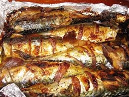 Se spala, se sterg, se ung cu ulei si se presara cu sare si piper. Daniela Bucatarie Moldo Ardeleneasca Macrou La Cuptor