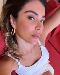 All about the skin! Product breakdown: @glossier after baume  @charlottetilbury magic eye rescue @charlottetilbury uv flawless primer  @charlottetilbury Hollywood flawless filter @lauramercier translucent  setting powder @narsissist creamy concealer ...