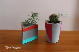 Merhaba, yeni videoda evdeki plastik kaplar ile nasıl beton saksı kalıbı yaparız uygulamalı olarak anlattım. Beton Saksi Nasil Yapilir Adim Adim Anlattik Tarz Meselesi