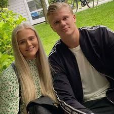 His current girlfriend or wife, his salary and his tattoos. Borussia Dortmund Erling Haaland Postet Privates Foto Vor Wichtigem Spiel Das Ist Die Dame Neben Ihm Fussball