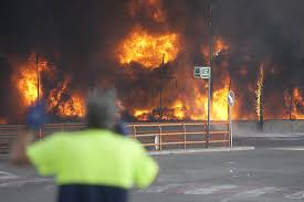 Si bien siguen trabajando en el lugar, confirmaron que no hay heridos entre los empleados, en tanto personal de defensa civil, la policía y la municipalidad recorren. Asivalco Recibe Numerosas Quejas Tras El Incendio Del Pasado Viernes Paterna Ahora