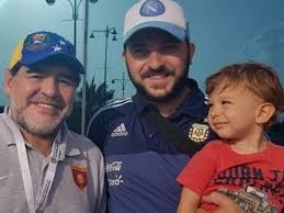 La polémica se inició el fin de semana, cuando una mujer filmó y subió a las redes sociales un video en el que increpó a diego brancatelli por estar de vacaciones junto a su familia en miami. Diego Brancatelli Y Las Divertidas Imagenes De Sus Vacaciones En Familia La 100
