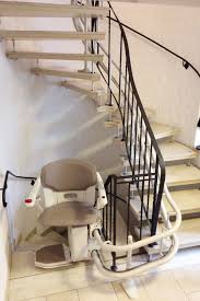Treppenlift Auf Marmorstufen In 2020 Treppenlift Treppe Marmortreppe