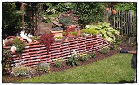Alte ziegelsteine haben einen ganz eigenen reiz foto wer eine idee für eine ganz individuelle gartendekoration sucht, sollte auch einmal an ziermauern aus alten ziegelsteinen denken. Gartenweg Aus Alten Ziegeln Anlegen Empfehlenswert Hausgarten Net