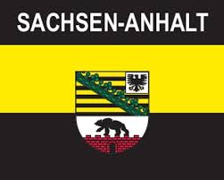 Die farben haben ihren ursprung im mittelalterlichen sächsischen wappenschild. Flaggenaufkleber Sachsen Anhalt Mit Wappen Www Flaggenmeer De