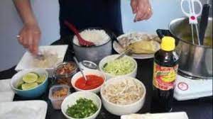 Karena seharian ini lelah banget kegiatan diluar rumah, sampe rumah masak serba simple. How To Make Soto Ayam Indonesian Chicken Soup Youtube