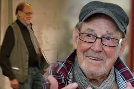 Predmet tvrdih strana u obliku kvadra za prenošenje stvari (na putovanju i sl.); So Geht S Herbert Kofer Wirklich Mit Seinen 98 Jahren Tag24