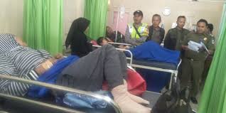 Keracunan makanan ialah suatu kondisi yang terjadi saat mengkonsumsi makanan atau minuman tertentu yang terkontaminasi organisme seperti bakteri, virus, ataupun parasit. 6 Cara Mengatasi Keracunan Makanan Merdeka Com