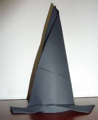 Petite note de l'auteur : Pliage En Papier Realiser Un Chapeau De Sorciere Avec Une Serviette En Papier Decoration De Table Pour Halloween Recettes De Cuisine Et Traditions En Europe Information Et Tourisme Europeen