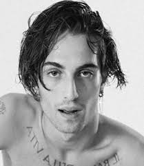 Måneskin is an italian rock band from rome, consisting of lead vocalist damiano david, bassist victoria de angelis, guitarist thomas raggi, and drummer ethan torchio. Net Bozu1dl5xm