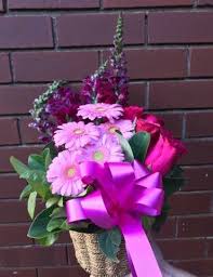 Week Special Flower Arrangement Send This Blushing Beauty Basket To Your Beloved Ones Order Now Https Send Flowers Online Flower Delivery Flower Arrangements