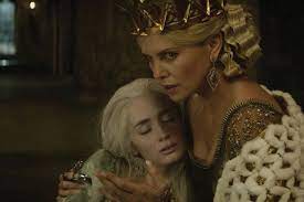 Emily Blunt Gets Dangerous In New Huntsman Winter S War Trailer Charlize Theron Emily Blunt Queen Ravenna
