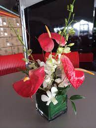 Tropical Centerpiece I Designed Using White Dendrobium Orchids And Red Anthuriums By Hobb Tropical Centerpieces Anthurium Arrangement White Dendrobium Orchids