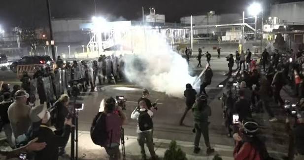 New Jersey State Police, protesters clash outside Newark's Delaney Hall ICE detention facility - CBS New York