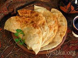 Ложки, мясо — около 0,5 кг, лук — 2 головки, чеснок — 2 зубчика, перцы молотые — по вкусу, бульон или вода — 50 мл., соль — по вкусу. Chebureki S Myasom Recepty S Foto