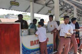 A.masih banyak sekali makanan dan minuman yang dijual di kantin sekolah yang kurang bersih dan kurang sehat untuk dikonsumsi. Kantin Sehat Ramah Lingkungan Almasoem Sch Id