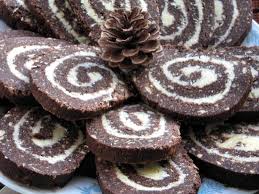 Pentru a o putea intinde cu usurinta presarati deasupra niste pesmet de biscuiti. Rulada De Biscuiti Ciocolatoasa Cu Cafea Si Nuca De Cocos Cukorcsepp