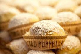 Molti dessert tipici vengono preparati in coviglie al cioccolato, tipiche di napoli, i franfellicchi, di tradizione greca, caramelle di zucchero (che i greci preparavano con il miele) tirato fino a diventare. Oltre La Pastiera C E Di Piu 11 Dolci Napoletani Da Non Lasciarsi Scappare La Repubblica