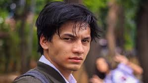 Jefri nichol belakangan ini tampil dengan gaya rambut mullet yakni potongan depan yang pendek dan bagian belakang panjang. Aktor Jefri Nichol Ditangkap Kasus Narkoba