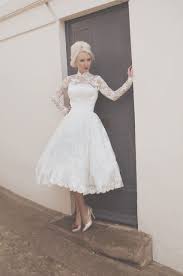 Sie können hochzeitsmode nach ihren wunschen kaufen. Grosshandel Schone Sheer Hohe Kragen Langarm Tee Lange A Linie Kurz Brautkleid Weisse Spitze Loch Schnitt Zuruck Brautkleider Kurze Abendkleider Von Tiffanybridal 73 35 Auf De Dhgate Com Dhgate