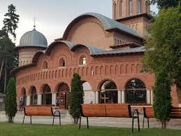 Curtea de argeș is a municipality in romania on the left bank of the river argeș, where it flows through a valley of the lower carpathians (the făgăraș mountains), on the railway from pitești to the turnu roșu pass. Pictura Din Interiorul Necropolei Va Fi Gata Anul Acesta Interes Argesean