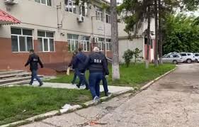 Șeful serviciului rutier vaslui, comisar sergiu anton a fost înlocuit de bârlădeanul george sava. AcuzaÈii De CorupÈie La Serviciul Rutier BotoÈani 11 PoliÈiÈti ReÈinuÈi Èi 6 PlasaÈi Sub Control Judiciar Actualitate